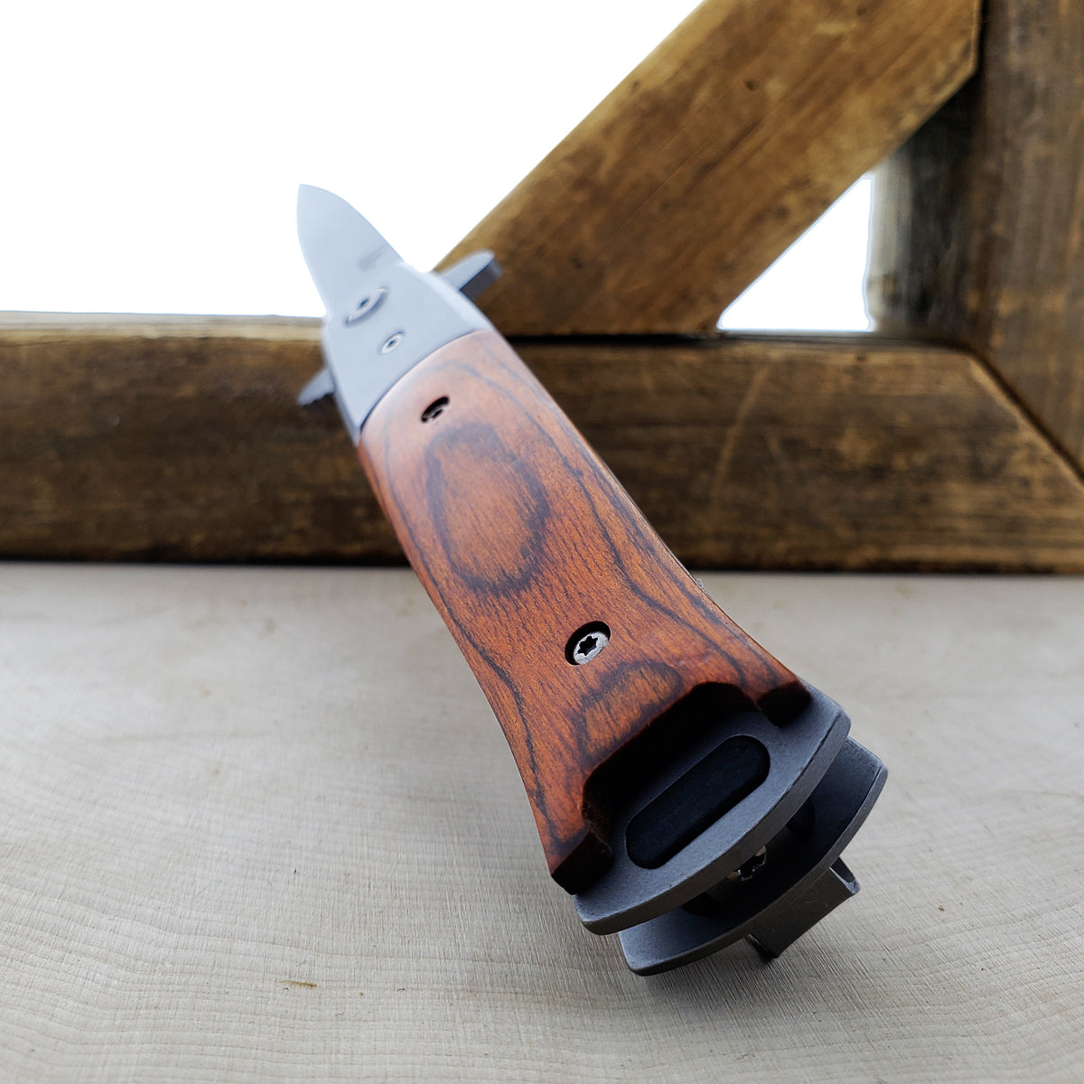 Wholesale Falcon Wooden Handle Pocket Knives for Resellers featuring a sleek design and durable materials